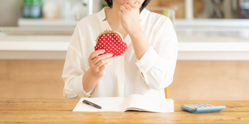 予防歯科はいくらかかるのか考える女性