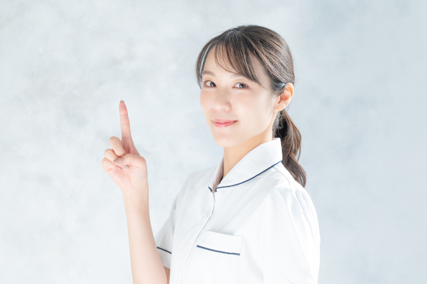 床矯正の目的を説明する歯科医師