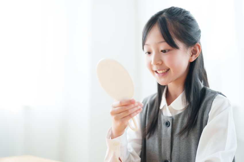 床矯正の装置とはなにか鏡を確認する子ども
