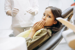 歯科医院で不安そうな女の子