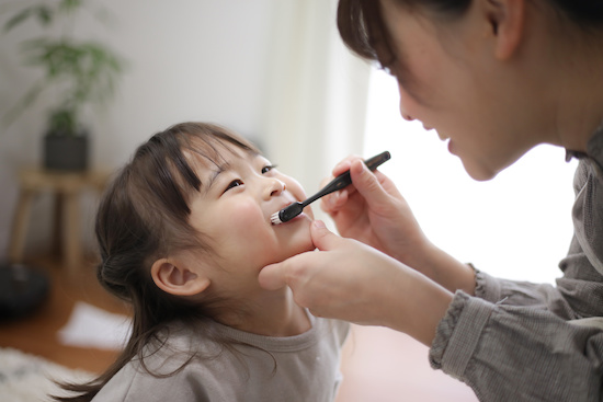 歯みがきする親子