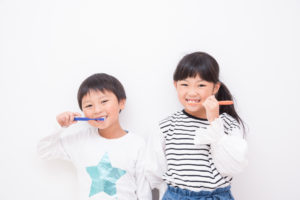 2人のこどもが歯磨きをしている