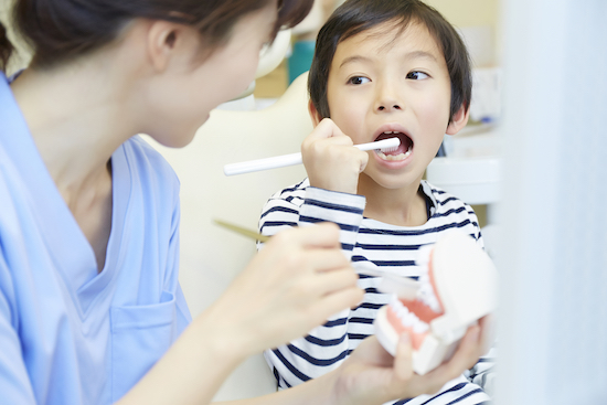 歯科検診を受ける子ども