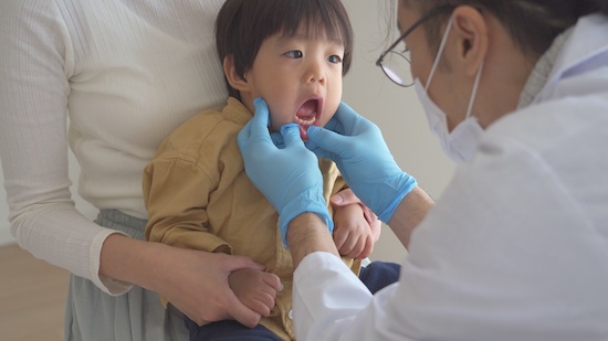 虫歯治療を受ける子供
