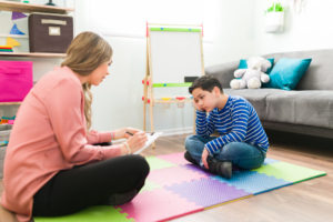 不満げな男の子と母親