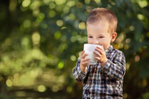 ミルクを飲む男の子