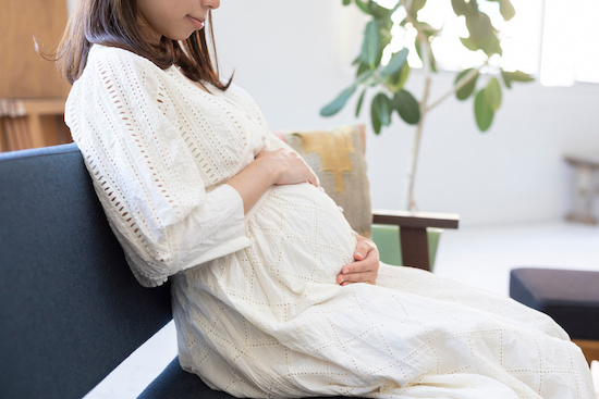 室内でくつろぐ妊婦