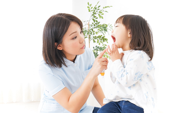 虫歯のチェックを受ける子供